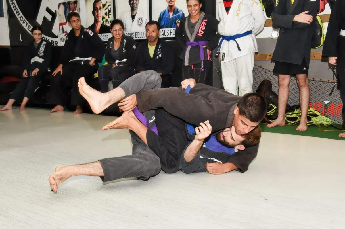 Dois alunos treinando golpes no Wave Fight