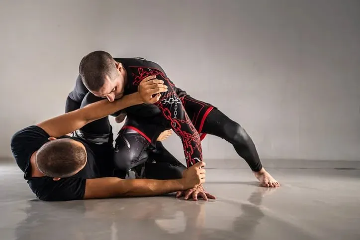 Dois atletas treinando jiu-jitsu sem kimono