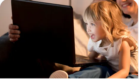 Criança olhando para a tela de um notebook
