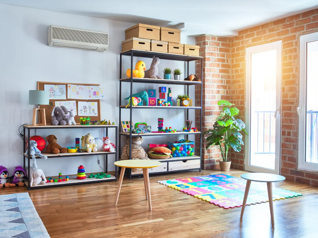 Espaço Kids da Wave, com estantes de brinquedos e tapete colorido