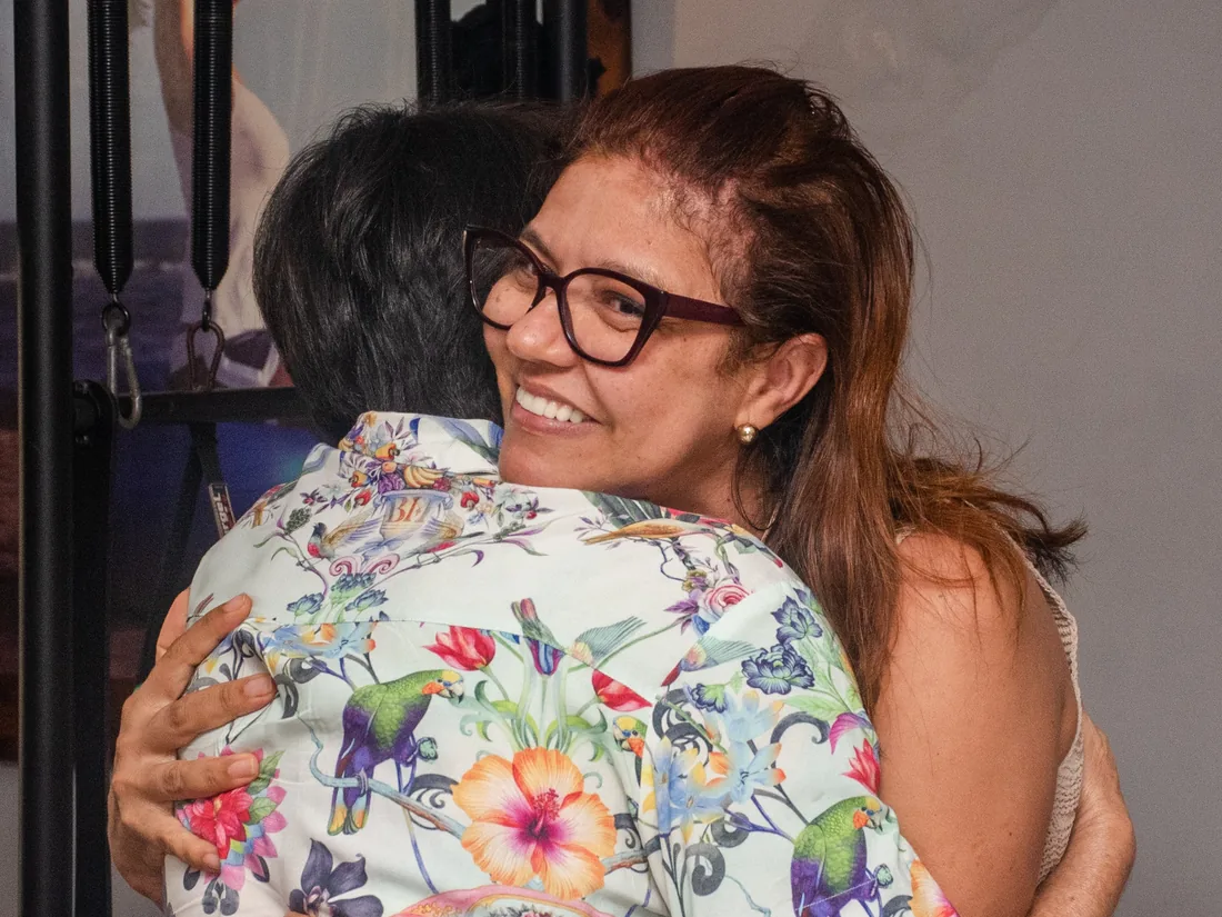 Abraco entre aluna e professora ao fim do encontro