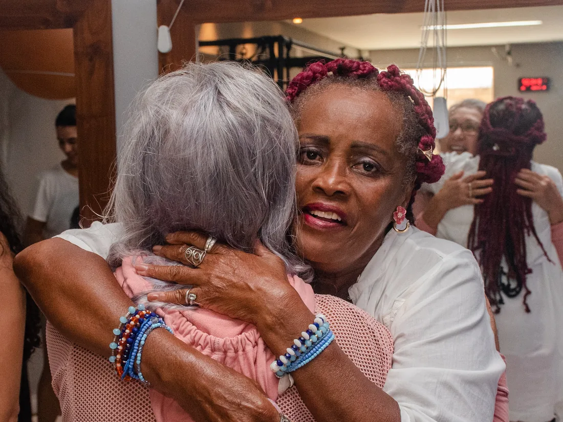 Abraco entre duas participantes do encontro