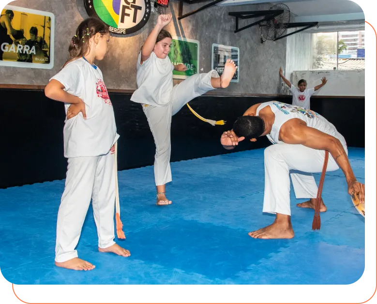Alunos e mestre em uma roda de capoeira no tatame