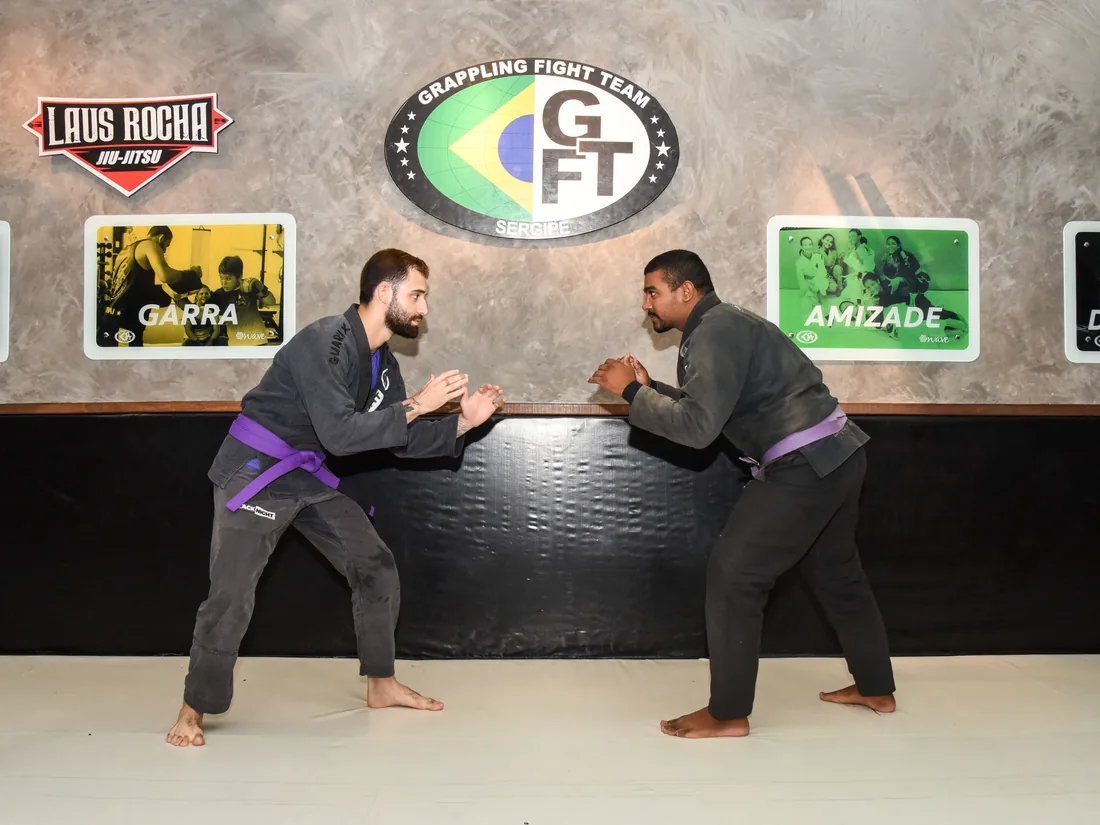 Dois alunos adultos iniciando um treino de jiu-jitsu