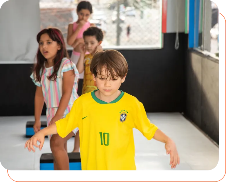 Crianças em circuito de movimento no Wave Kids