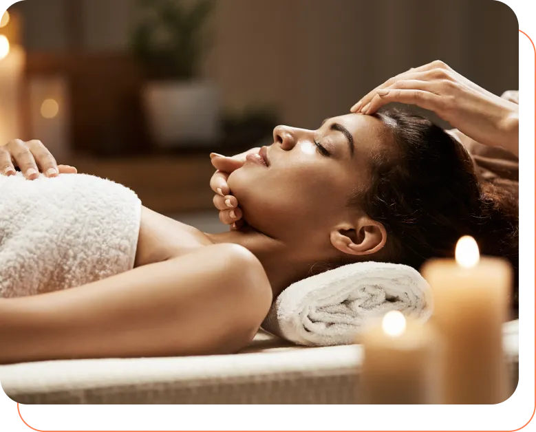Mulher recebendo massagem relaxante no Wave Spa