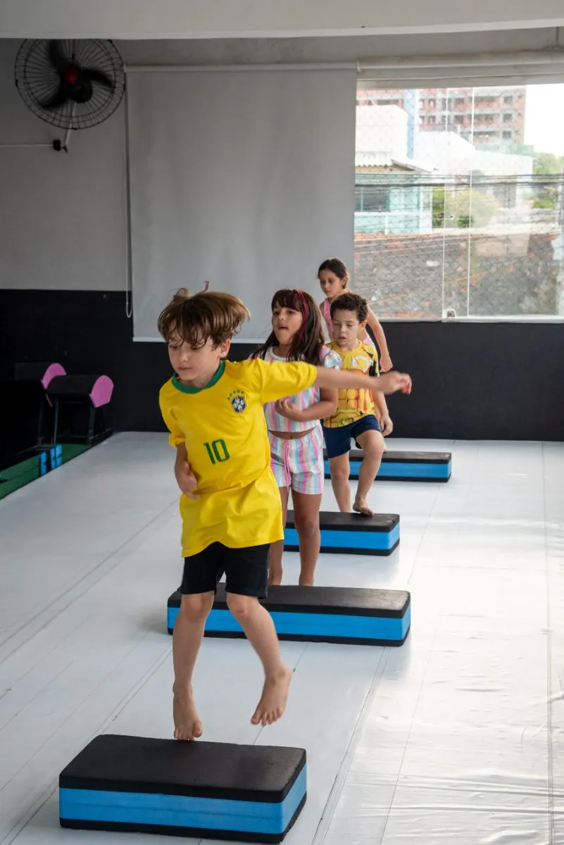 Crianças em circuito de steps na aula de Funcional Kids