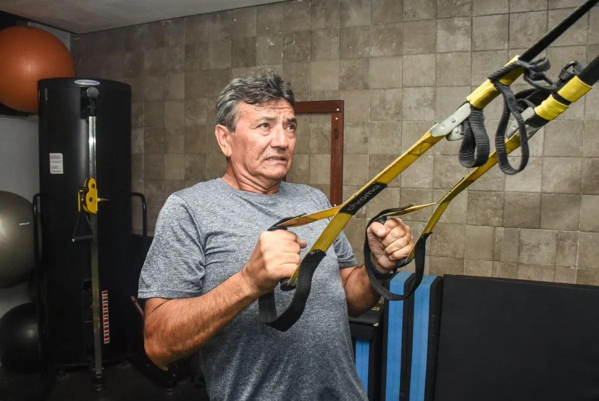 Aluno treinando no TRX