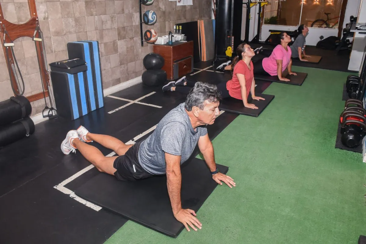Turma em treino funcional no solo