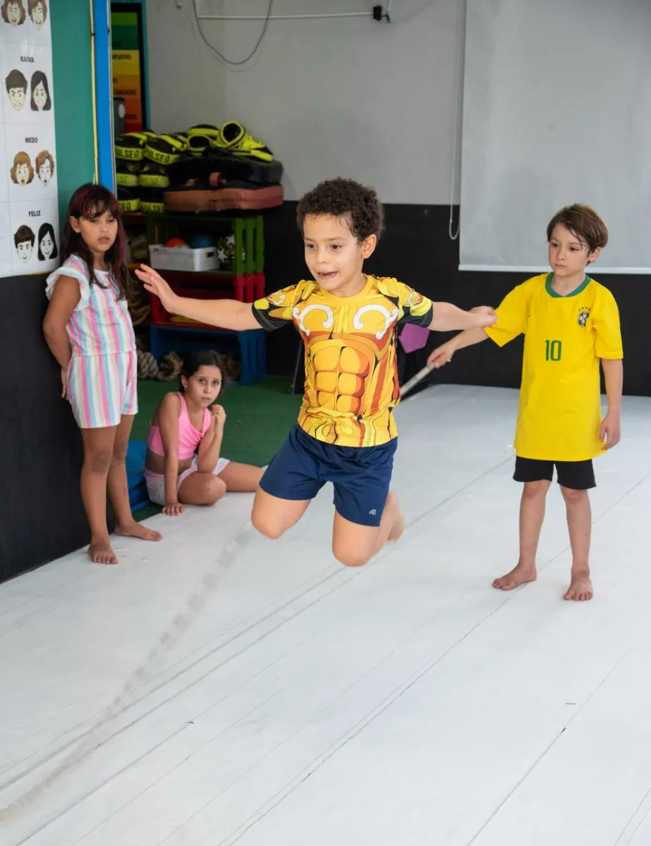 Criança pulando corda em aula infantil